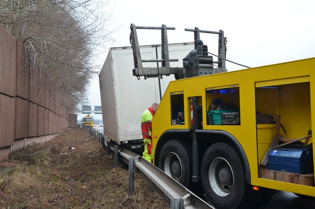 LKW verliert Haenger A 3 Rich koeln Hoehe Rath Heumar P37.JPG - Miklos Laubert